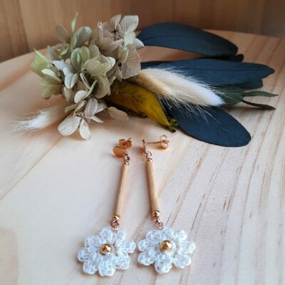 Boucles d'oreilles baguettes de bambou recyclées et fleurs au crochet/boucles d'oreilles en matériaux de récupération