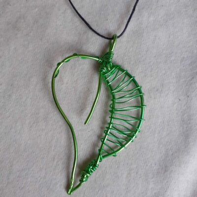 pendentif feuille en fil d'aluminium.