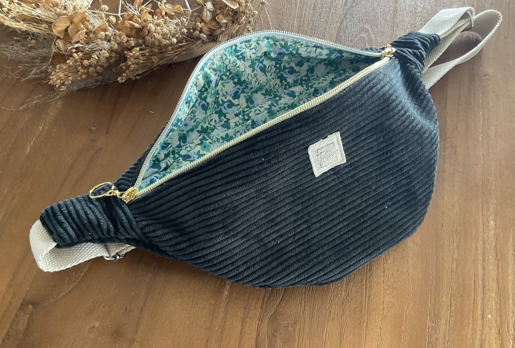 Sac banane velours côtelé noir