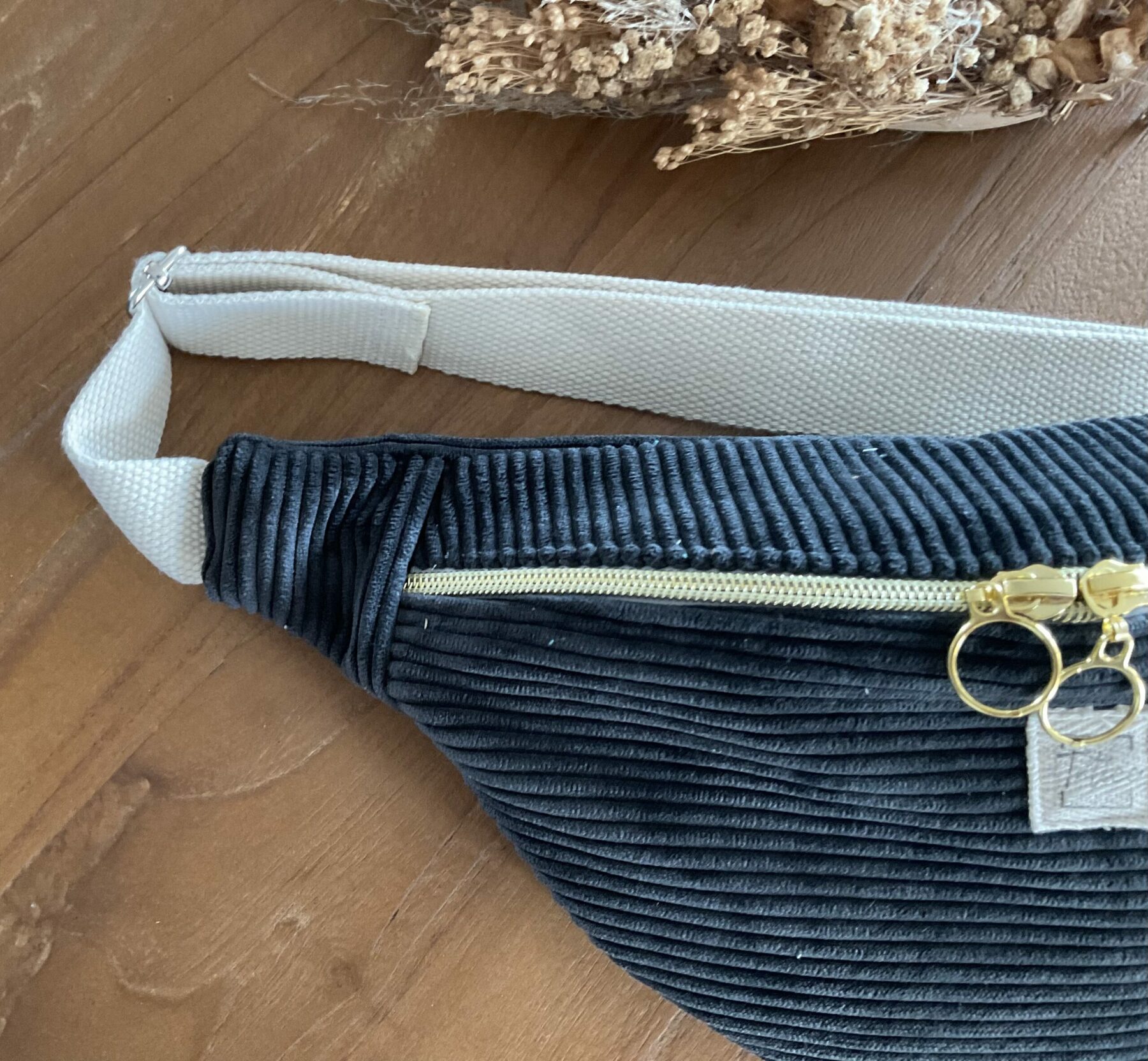 Sac banane velours côtelé noir