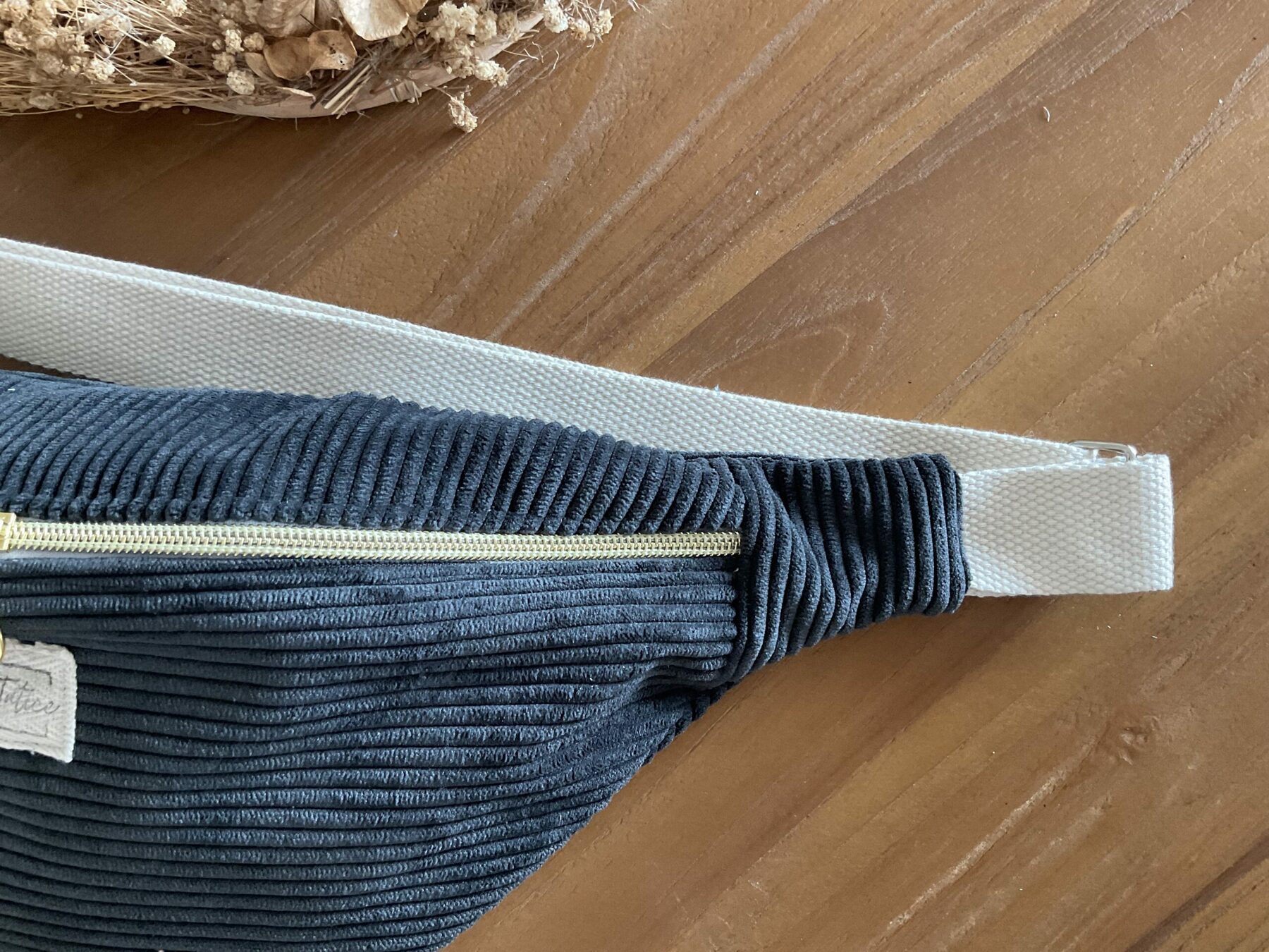 Sac banane velours côtelé noir