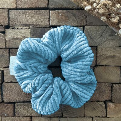 Chouchou scrunchie velours côtelé bleu ciel