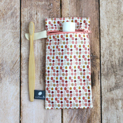etui enduit brosse dents et dentifrice