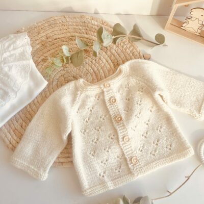 Le gilet bébé en maille ajourée - 2 coloris rose et naturel