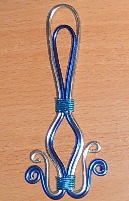 pendentif en fil d'aluminium.