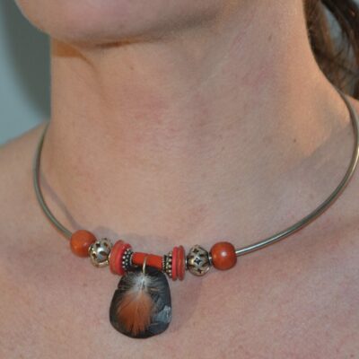 collier plume rouge