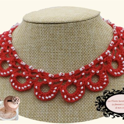 RAs de cou au crochet Maya réalisé dans un coton rouge éclatant, parsemé de rocailles de bohème blanches.