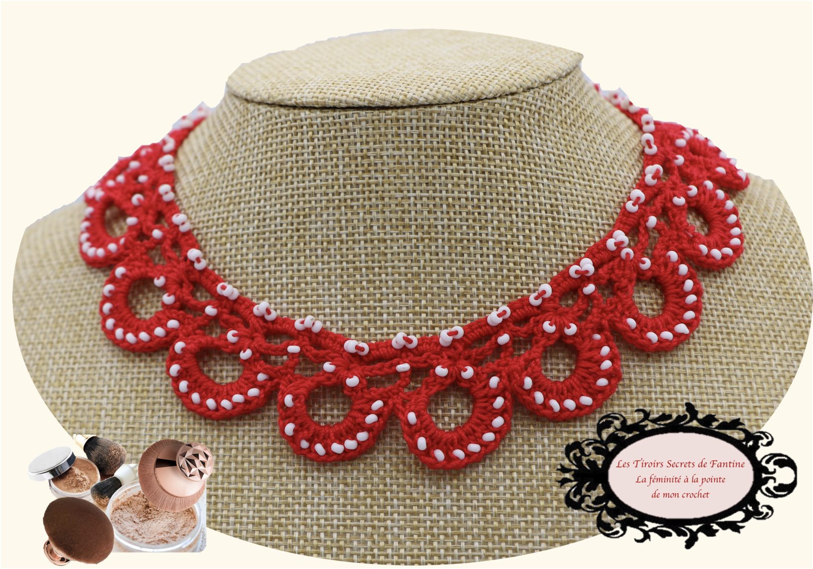 RAs de cou au crochet Maya réalisé dans un coton rouge éclatant, parsemé de rocailles de bohème blanches.