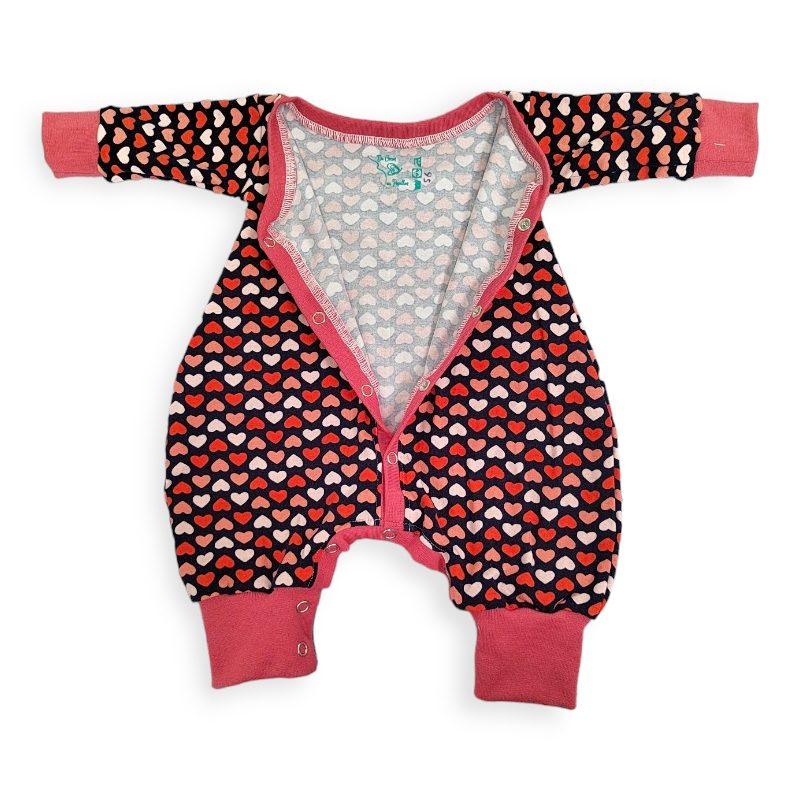 Pyjama ample cœurs rouge sur fond bleu marin – Image 3
