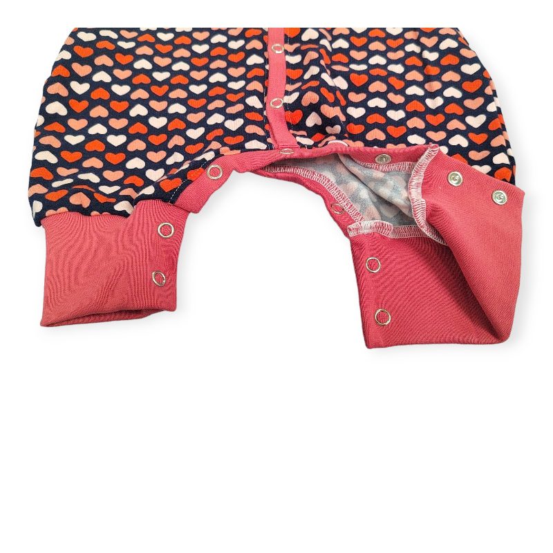 Pyjama ample cœurs rouge sur fond bleu marin – Image 4