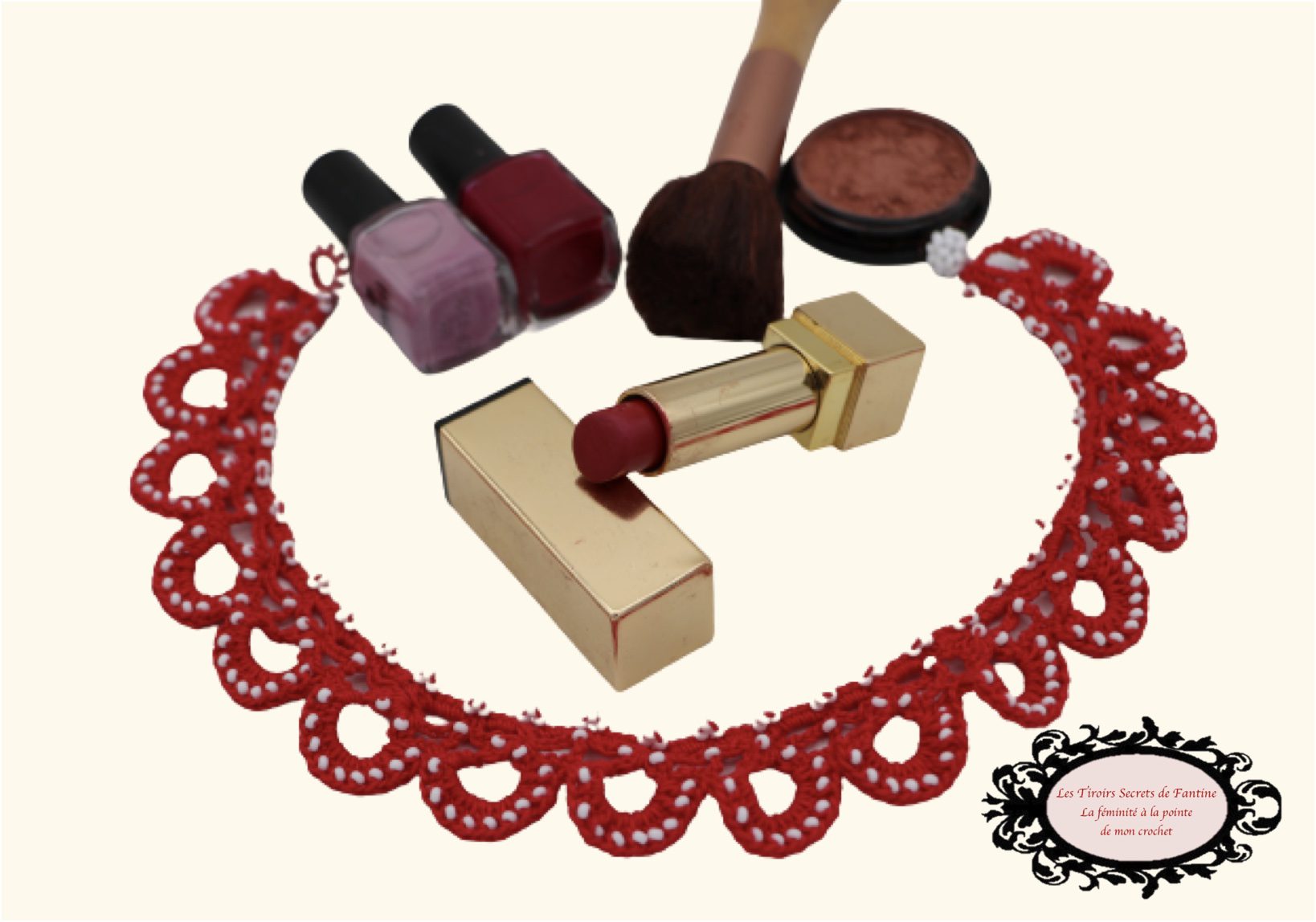 raide cou au crochet Maya réalisé dans un coton Oeko-tex rouge, parsemé de rocailles de Bohème blanches. Le ras de cou symbole de féminité.