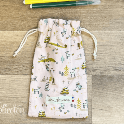 Pochette en tissu doublée, fermeture avec liens de serrage