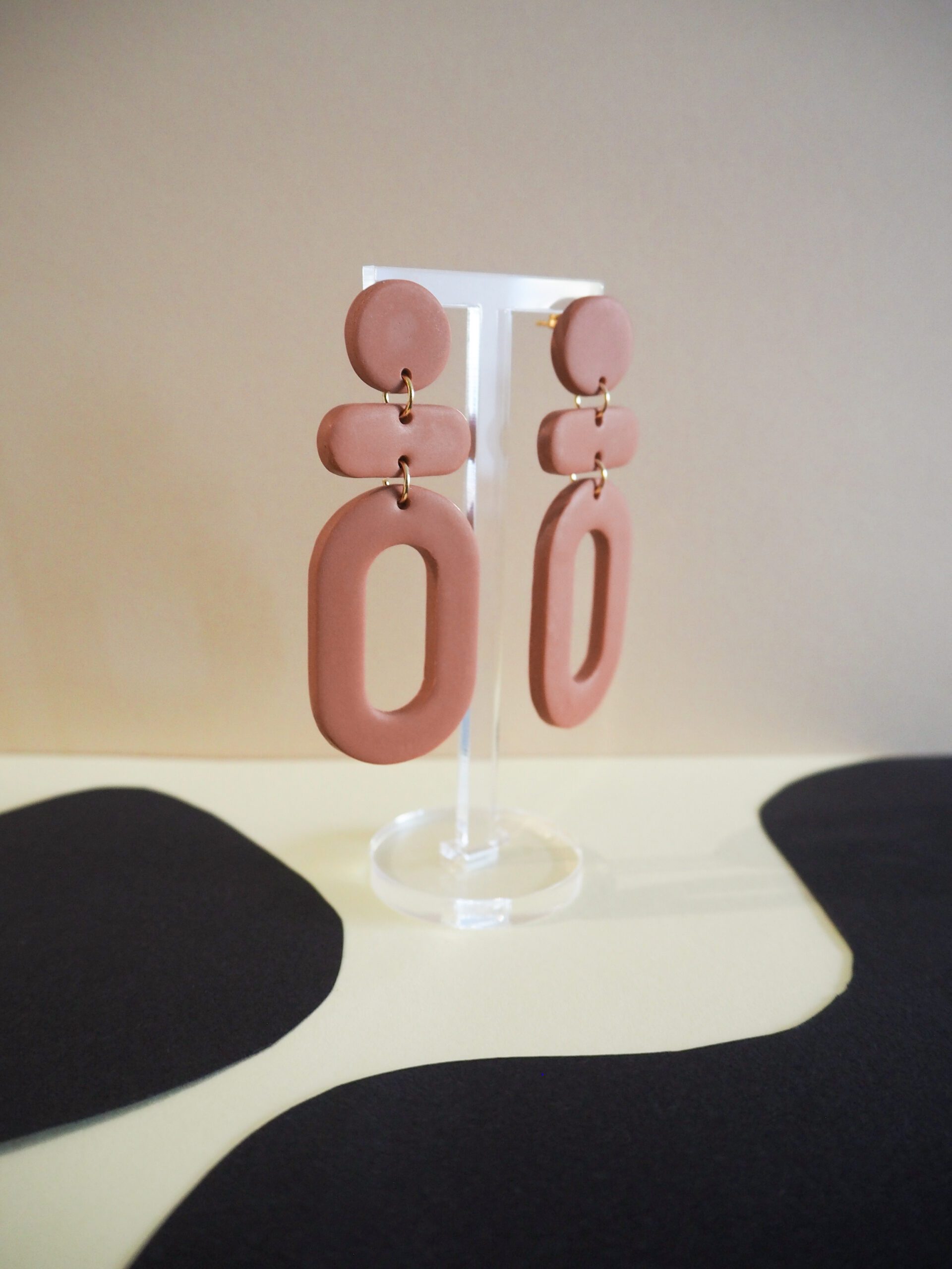 Boucles d'oreilles pendantes terracotta avec rond, barre horizontale et ovale