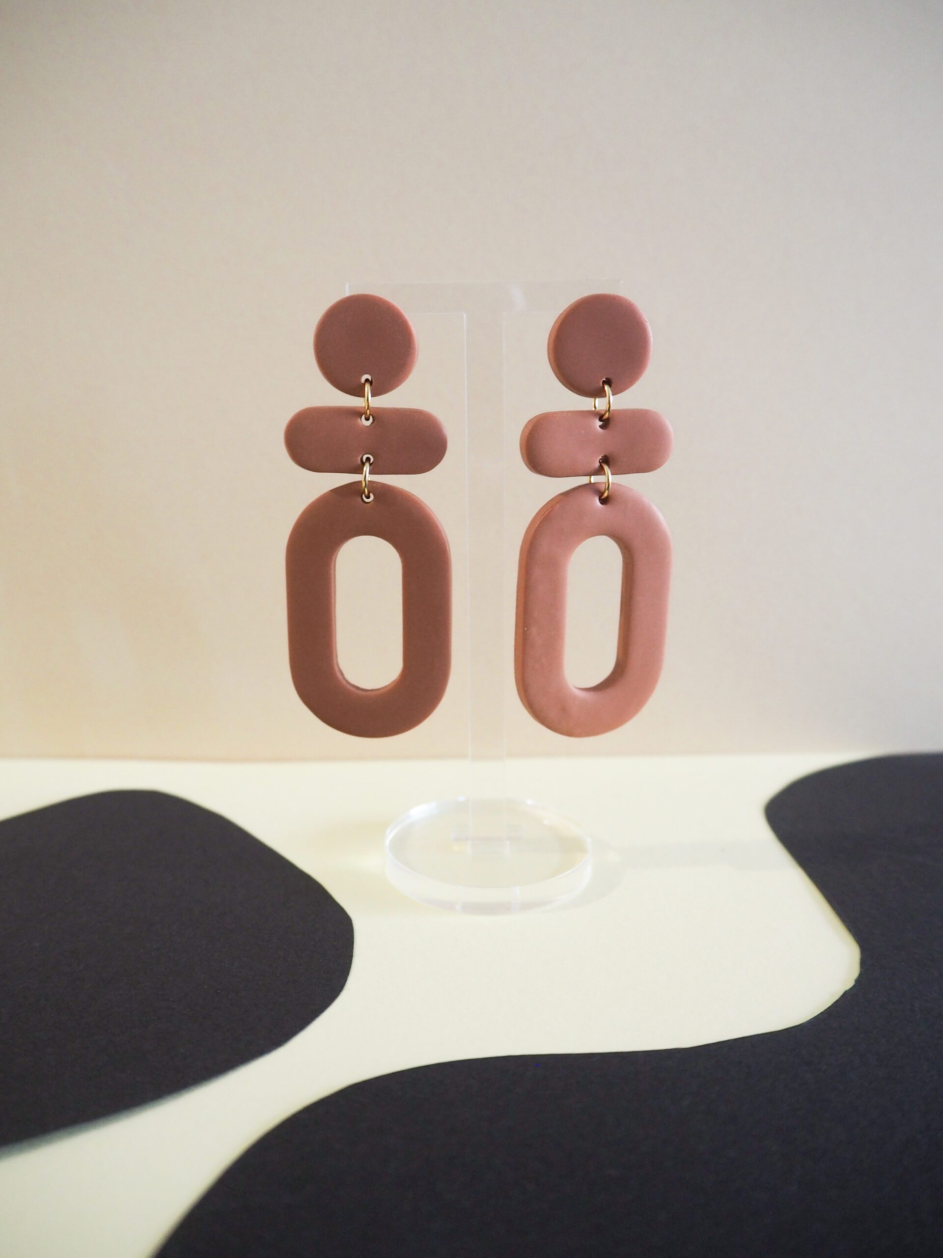 Boucles d'oreilles pendantes terracotta avec rond, barre horizontale et ovale