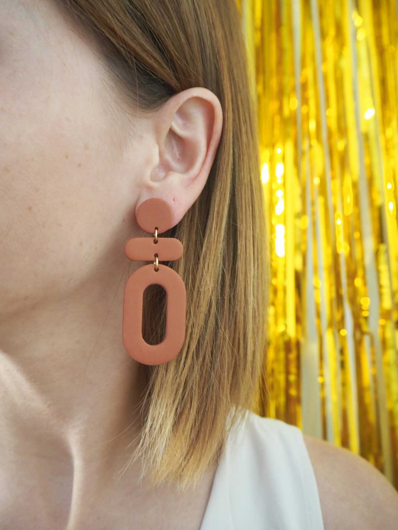 Boucles d'oreilles pendantes terracotta avec rond, barre horizontale et ovale