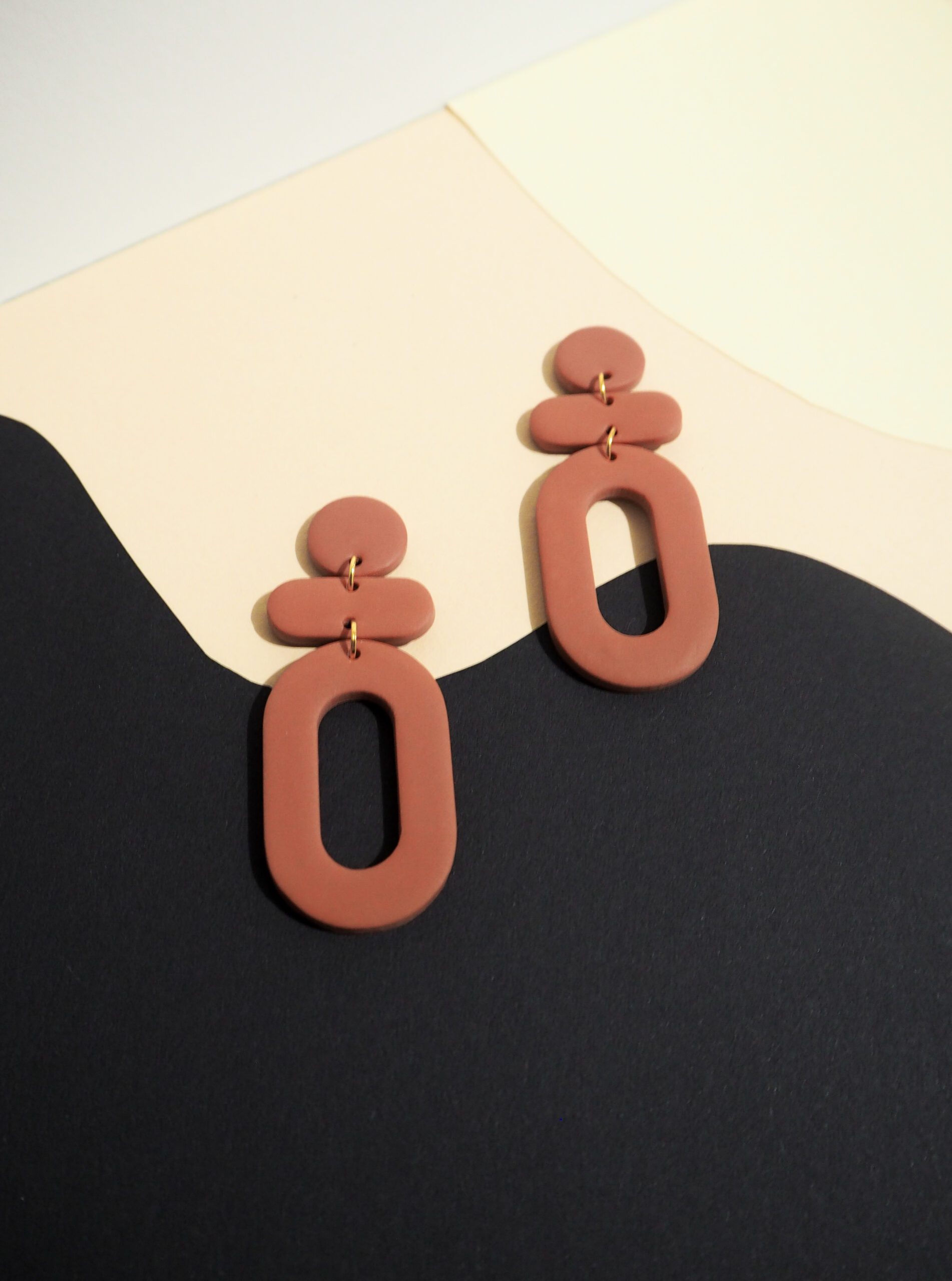 Boucles d'oreilles pendantes terracotta avec rond, barre horizontale et ovale