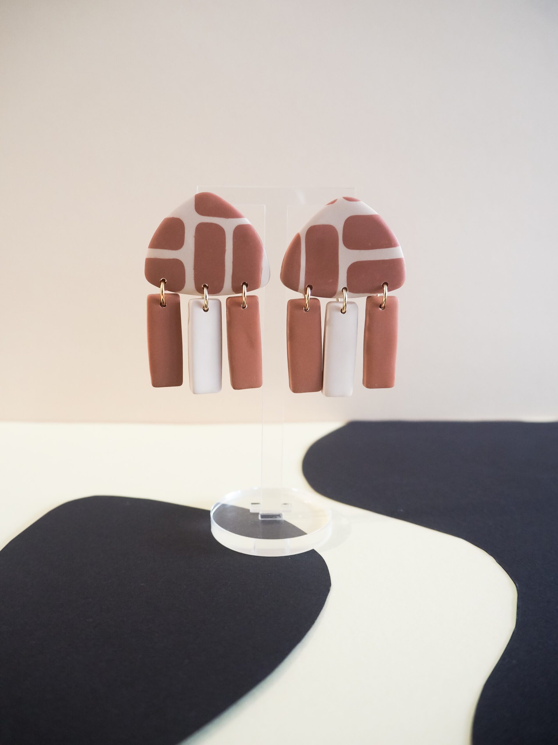 Boucles d'oreilles triangle beige et motif terracotta avec barres pendantes terracotta et beige