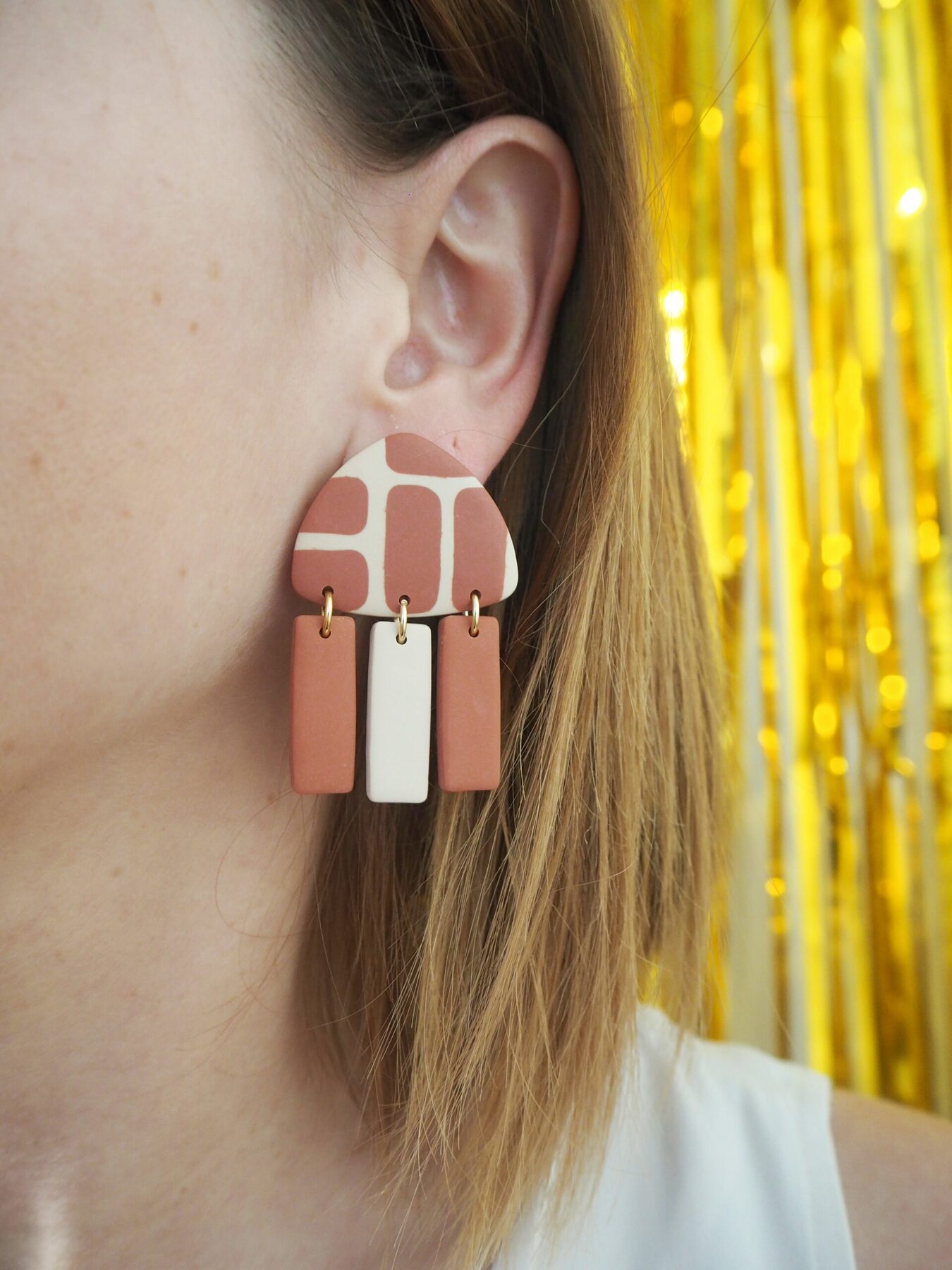 Boucles d'oreilles triangle beige et motif terracotta avec pendants beige et terracotta