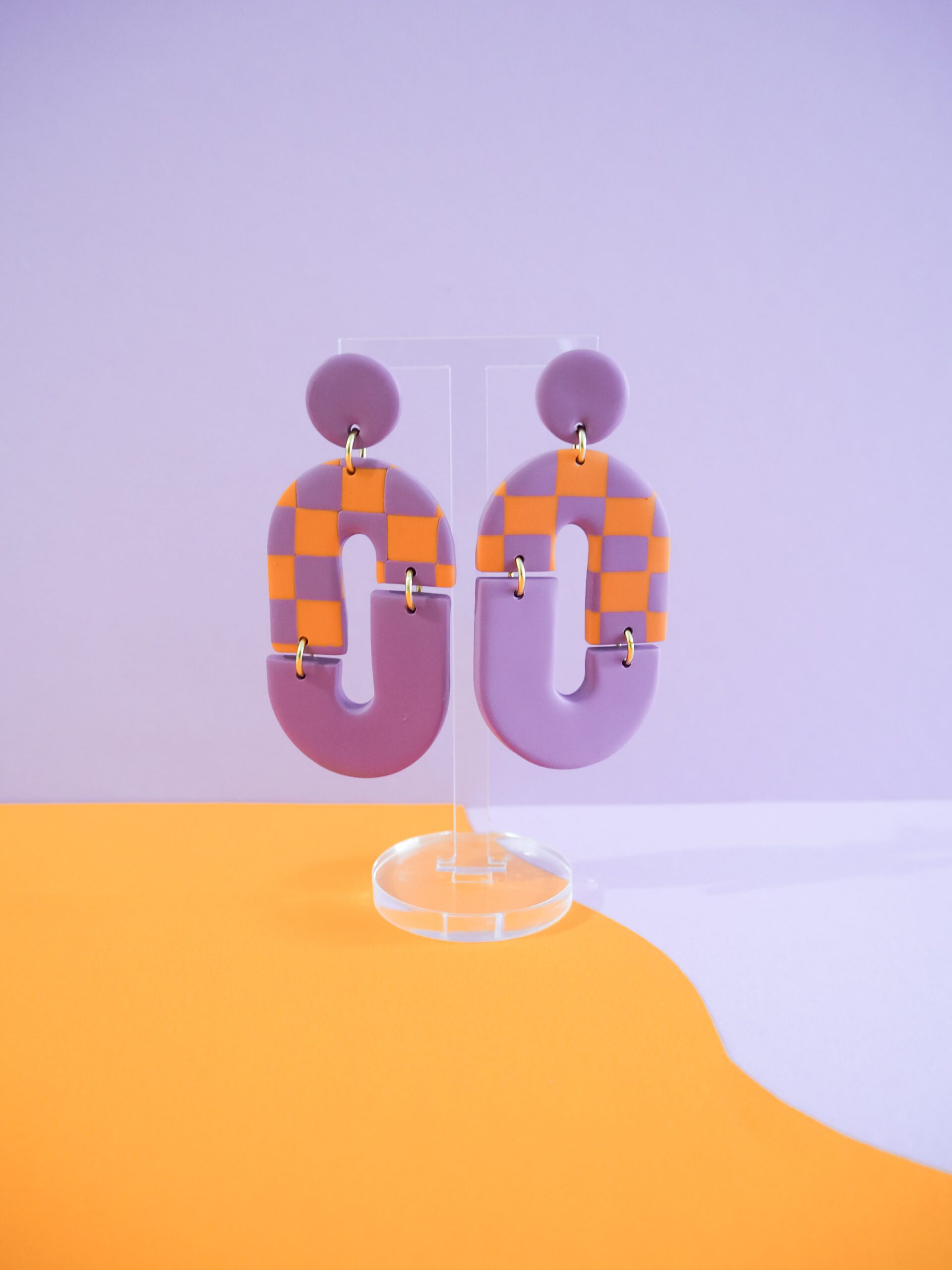 Boucles d'oreilles ovales avec partie damier violet et orange et partie unie violet