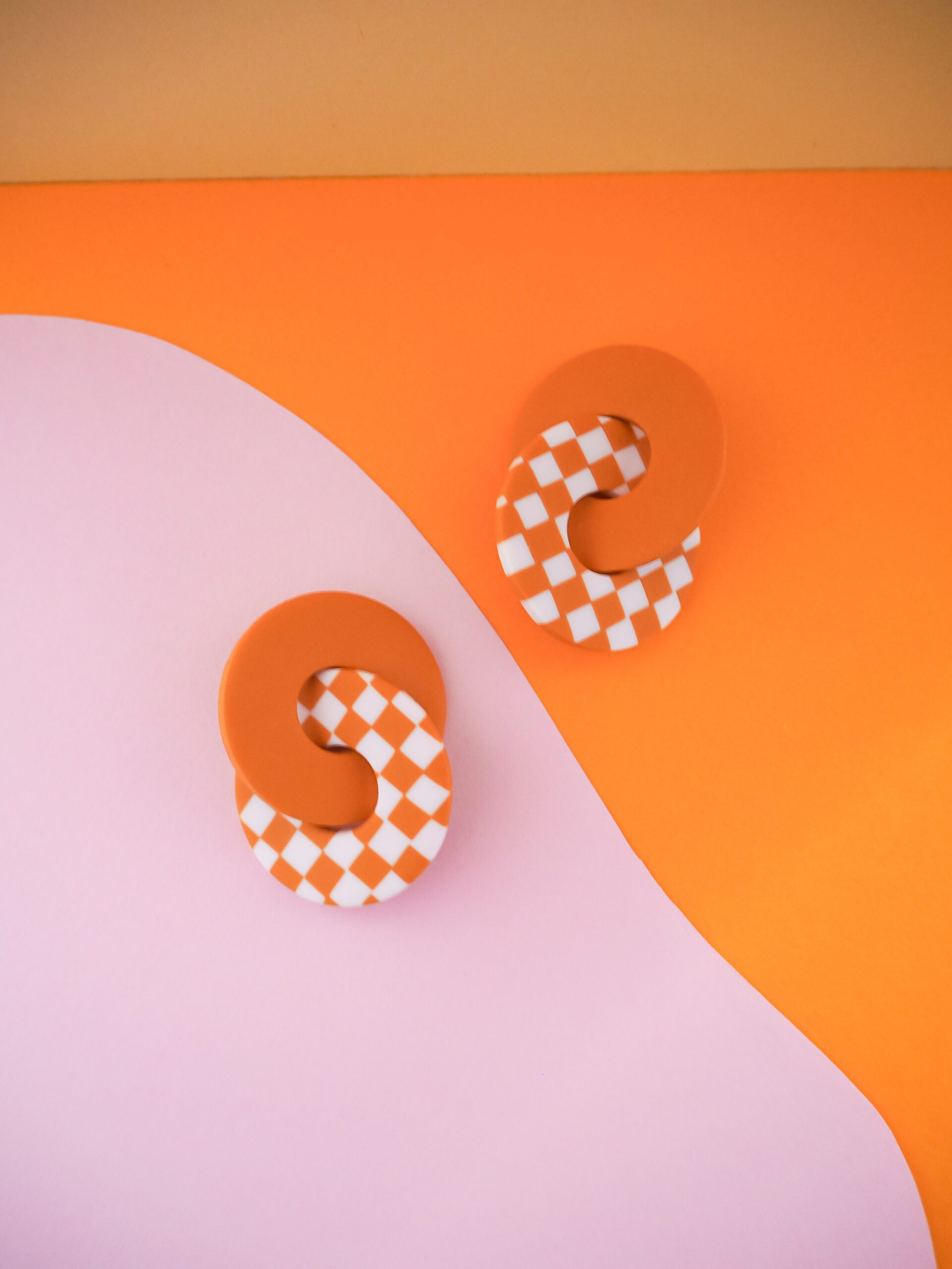Boucles d'oreilles anneaux entrelacés orange et motif damier orange & rose pale