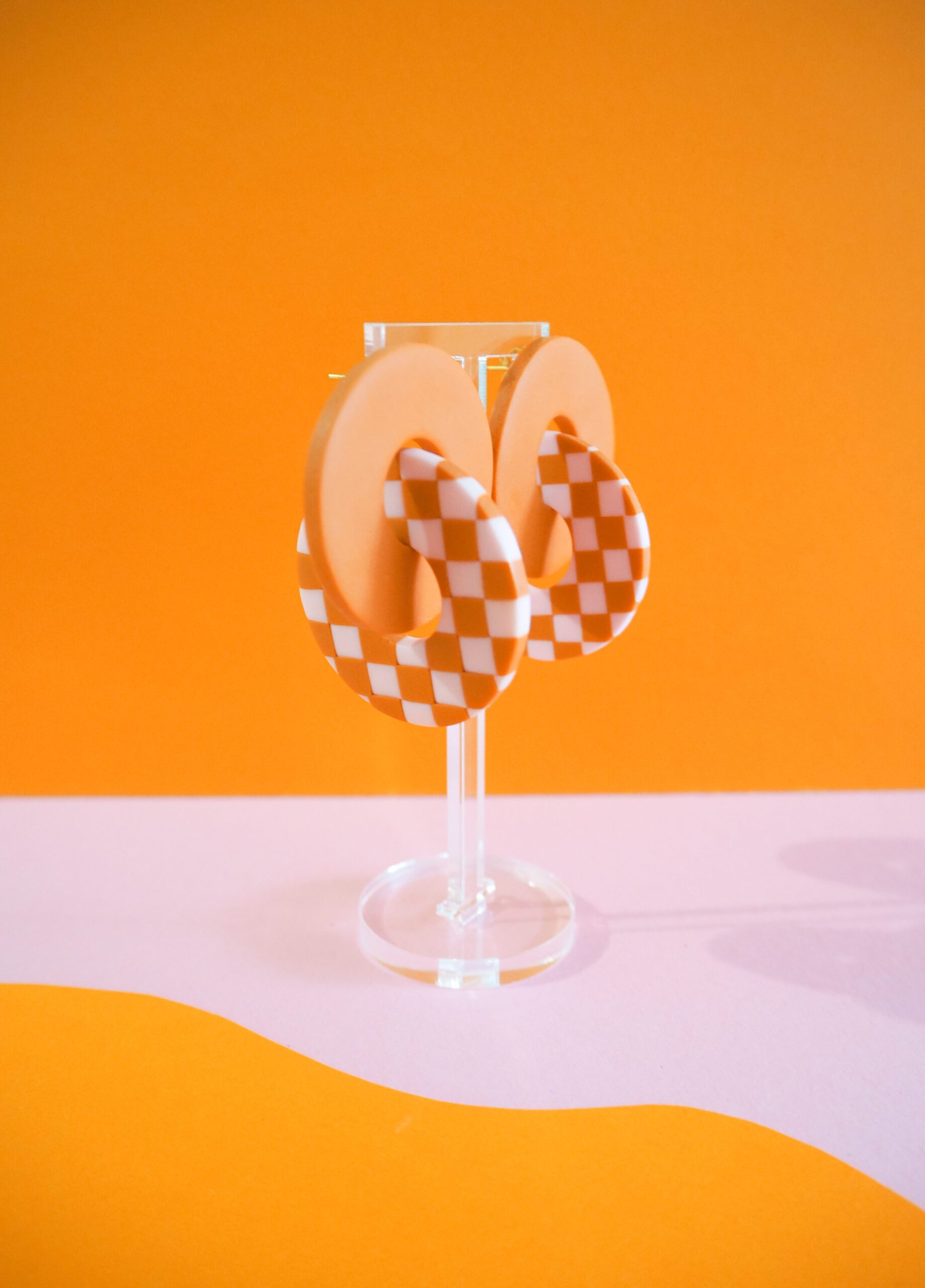 Boucles d'oreilles anneaux entrelacés orange et motif damier orange & rose pale