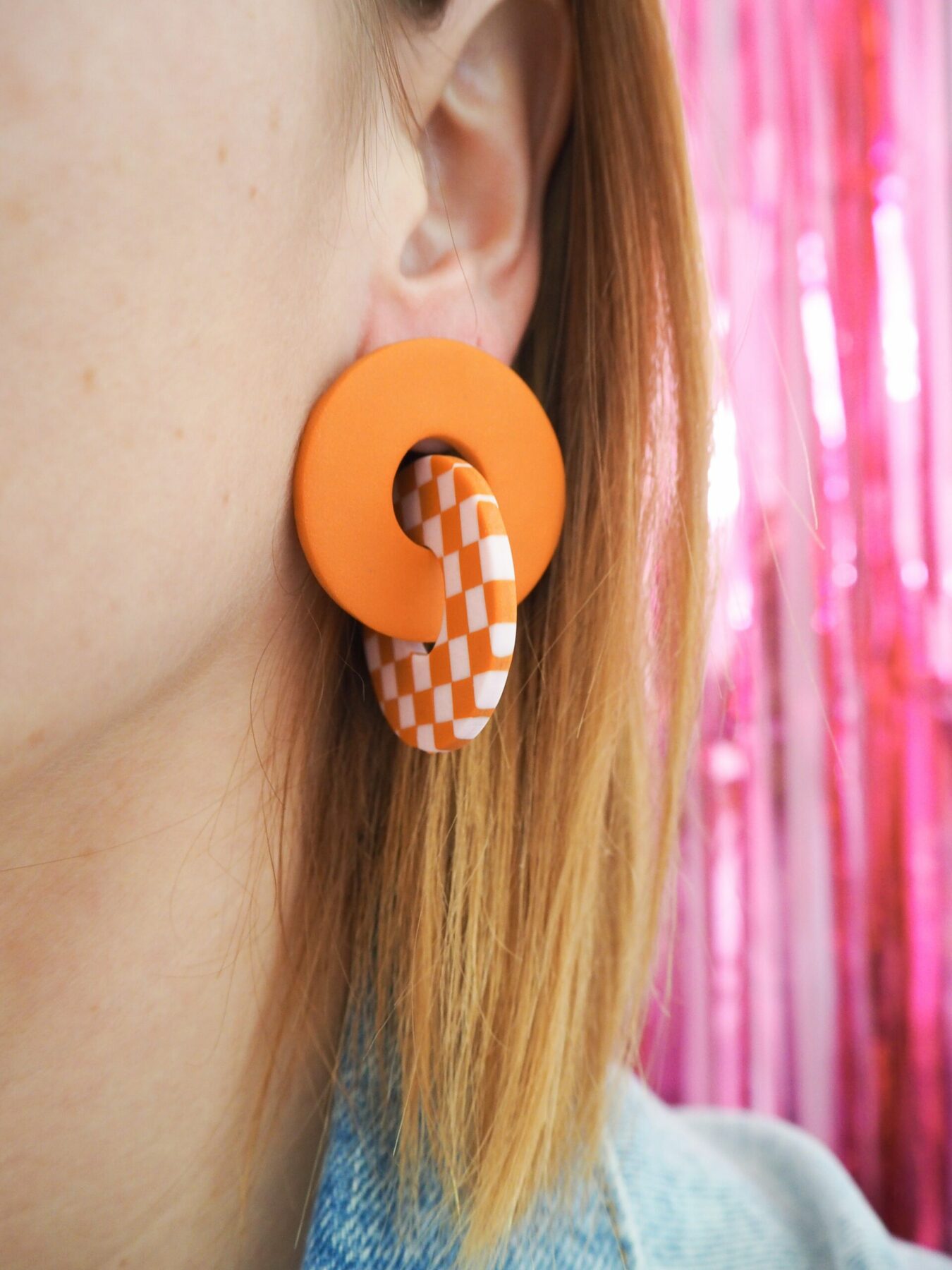 Boucles d'oreilles anneaux entrelacés orange et motif damier orange & rose pale