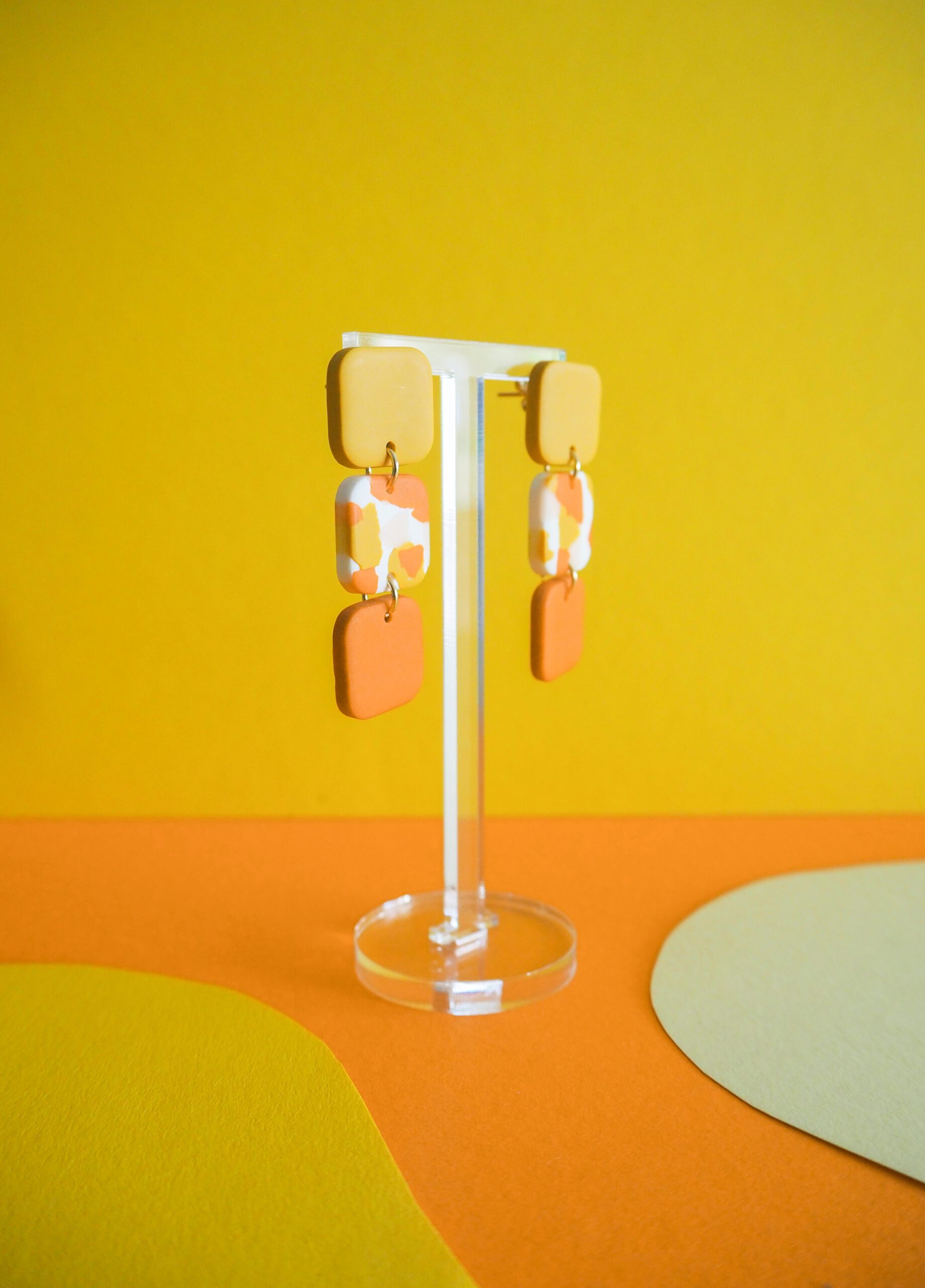 Boucles d'oreilles trio de petits carrés jaune, orange et motif terrazzo rose pale, blanc, jaune et orange