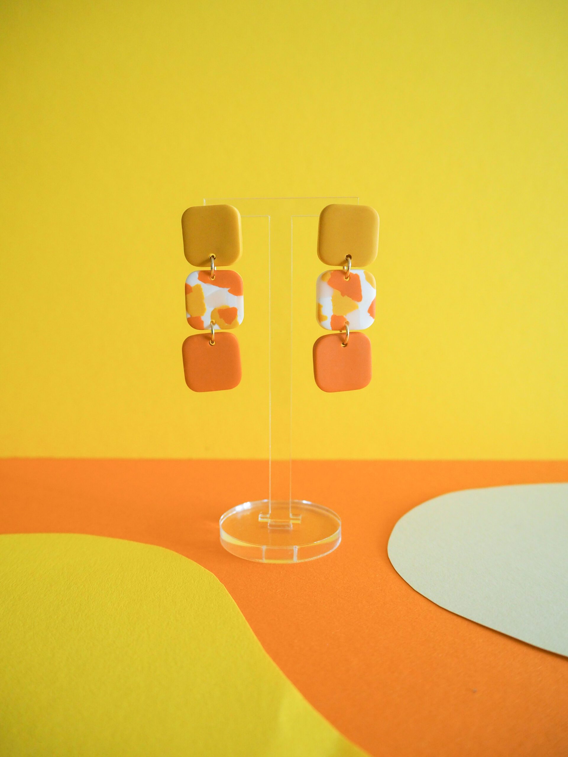Boucles d'oreilles trio de petits carrés jaune, orange et motif terrazzo rose pale, blanc, jaune et orange