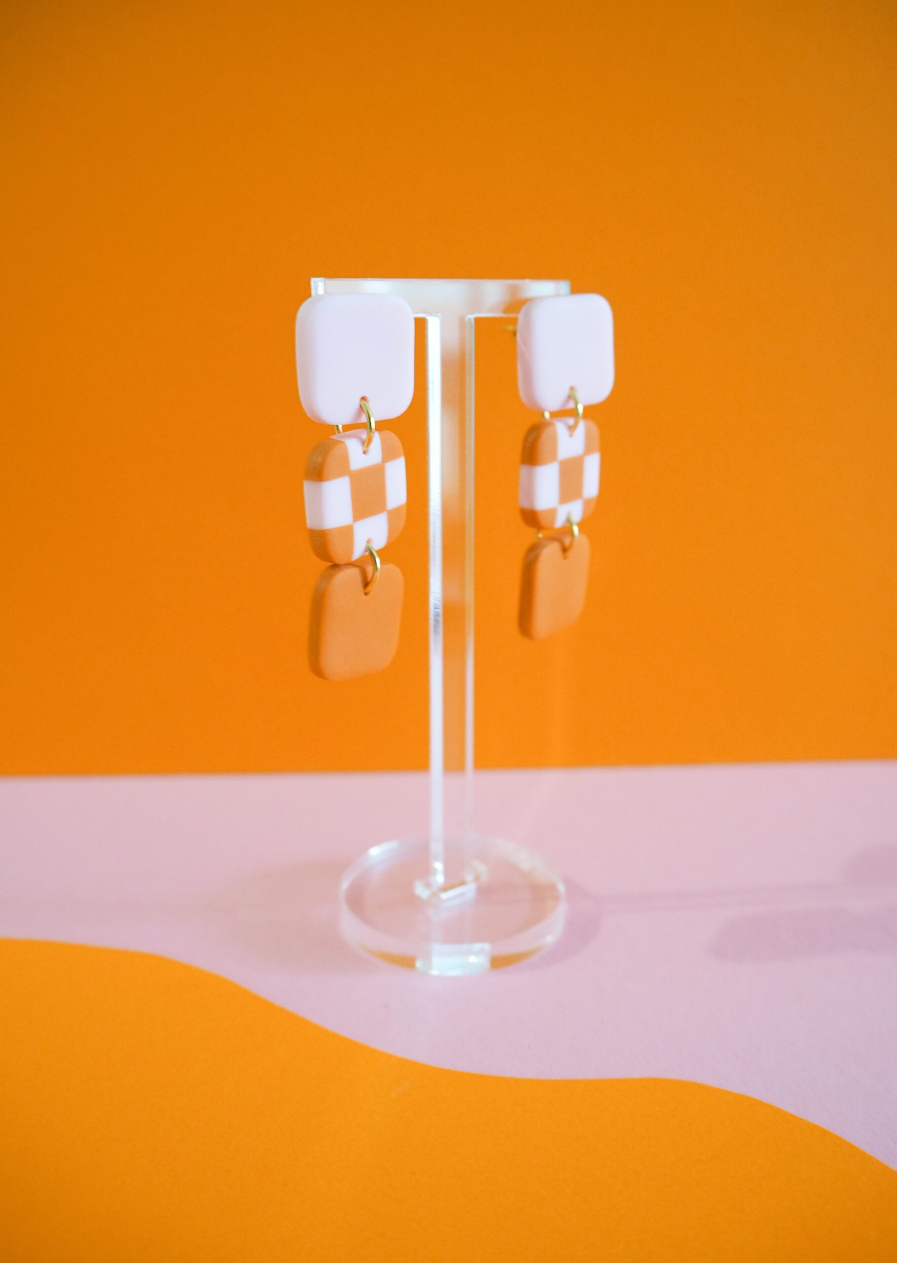 Boucles d'oreilles avec carré rose pale, carré motif damier rose pale et orange et carré orange