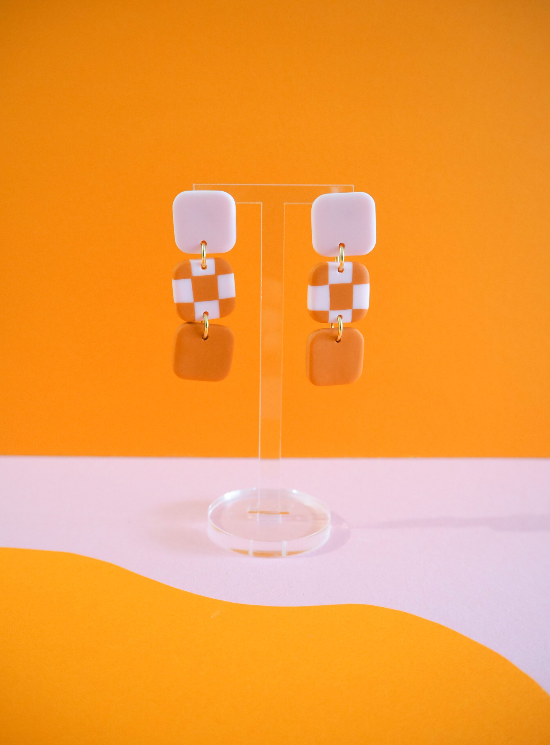 Boucles d'oreilles avec carré rose pale, carré motif damier rose pale et orange et carré orange