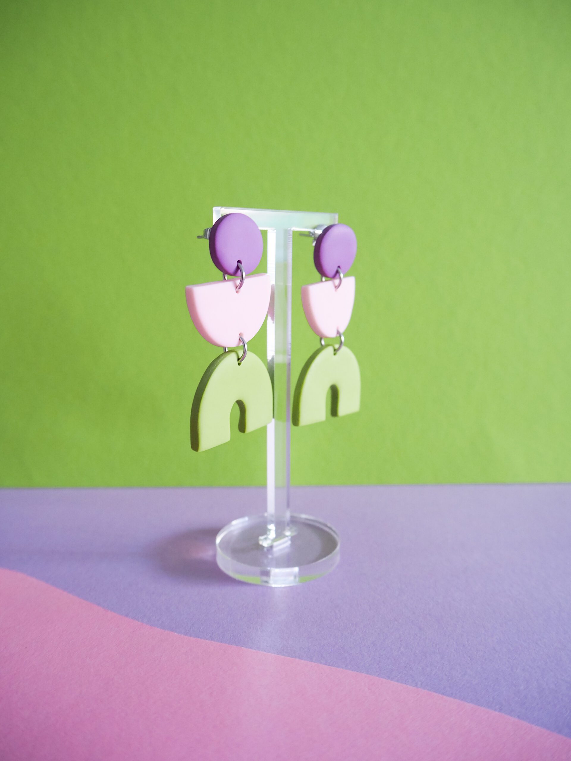Boucles d'oreilles pendantes violet, rose pâle et vert