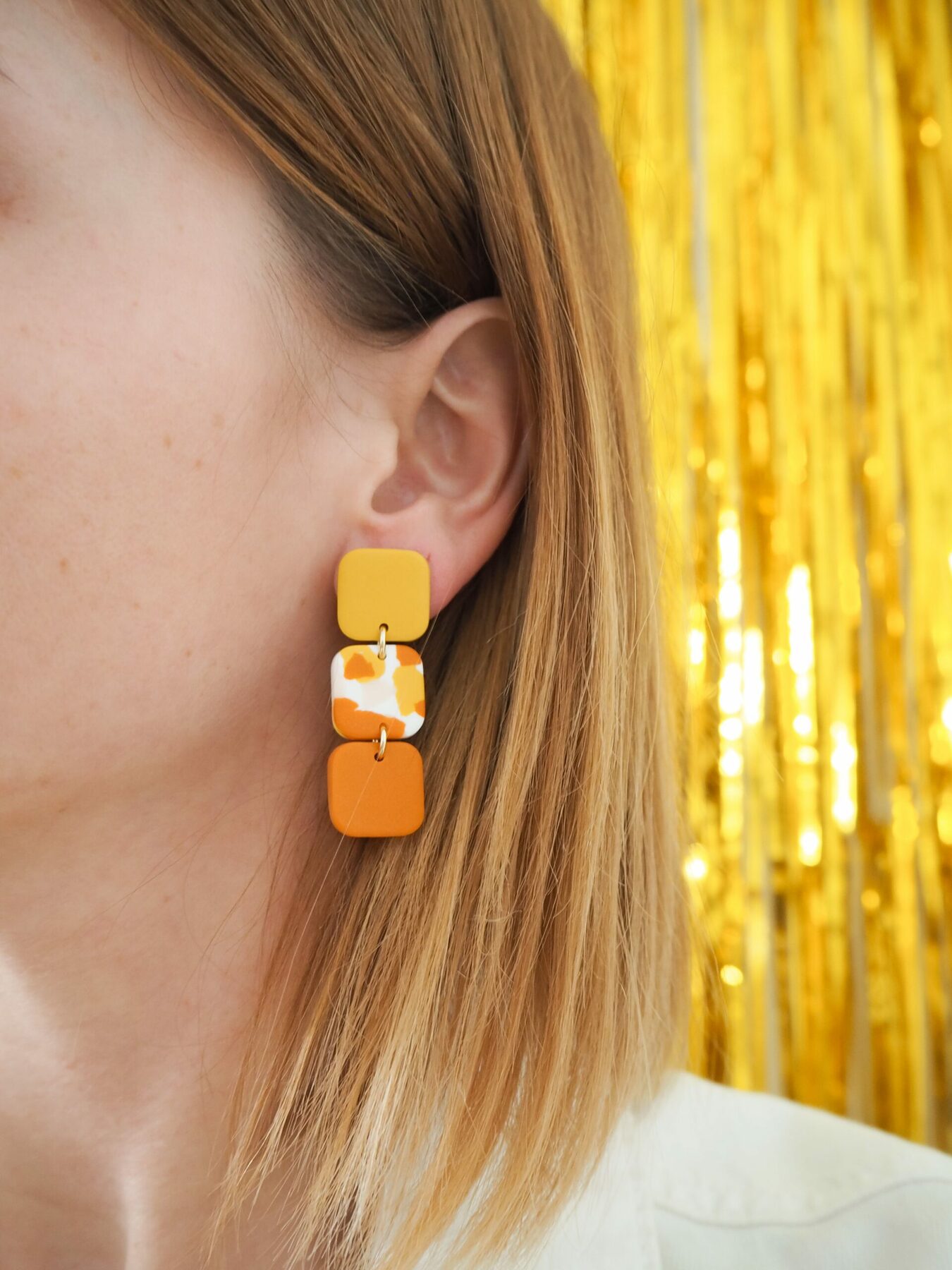Boucles d'oreilles trio de petits carrés jaune, orange et motif terrazzo rose pale, blanc, jaune et orange