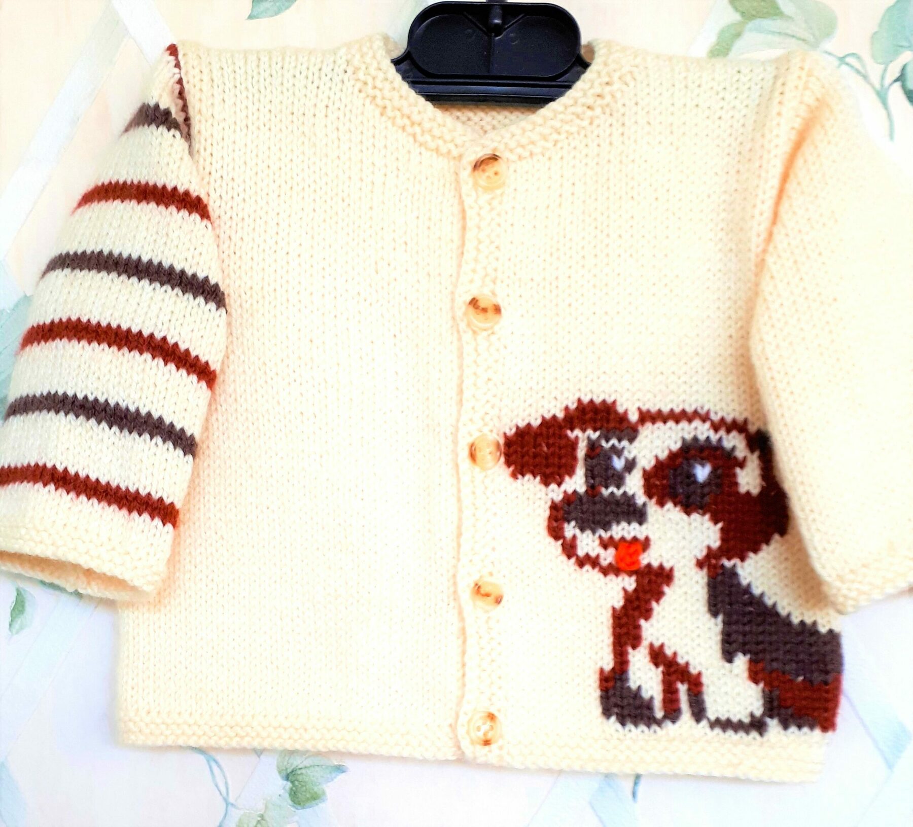 Gilet tricot bébé, layette faite main, en laine taille 3 mois