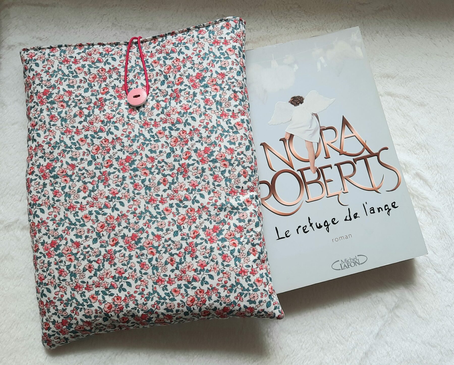 Pochette Protectrice en Coton Oeko-Tex – Fleurs Roses – Molletonnée, Fait Main – Dimensions 27x23 cm – Image 2