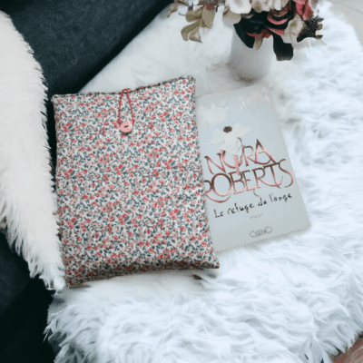 Pochette Protectrice en Coton Oeko-Tex – Fleurs Roses – Molletonnée, Fait Main – Dimensions 27x23 cm