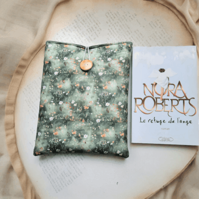 Pochette Protectrice Fait Main – Motif Fleuri sur Fond Vert, Imperméable et Molletonnée (H27cm x L23cm)