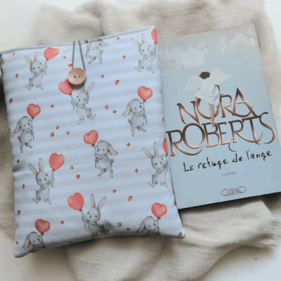 Pochette Imperméable et Molletonnée – Protection Élégante pour Livres, Tablettes et Liseuses – Motif Lapins Amoureux