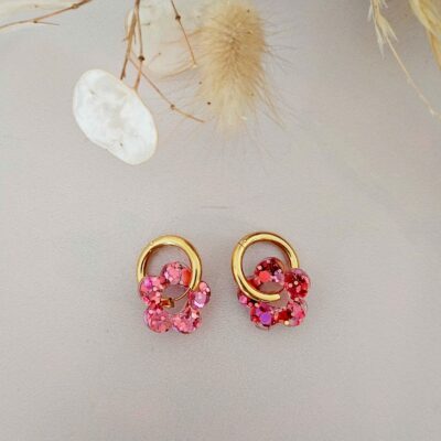 Boucles oreilles créoles fleurs résines rose