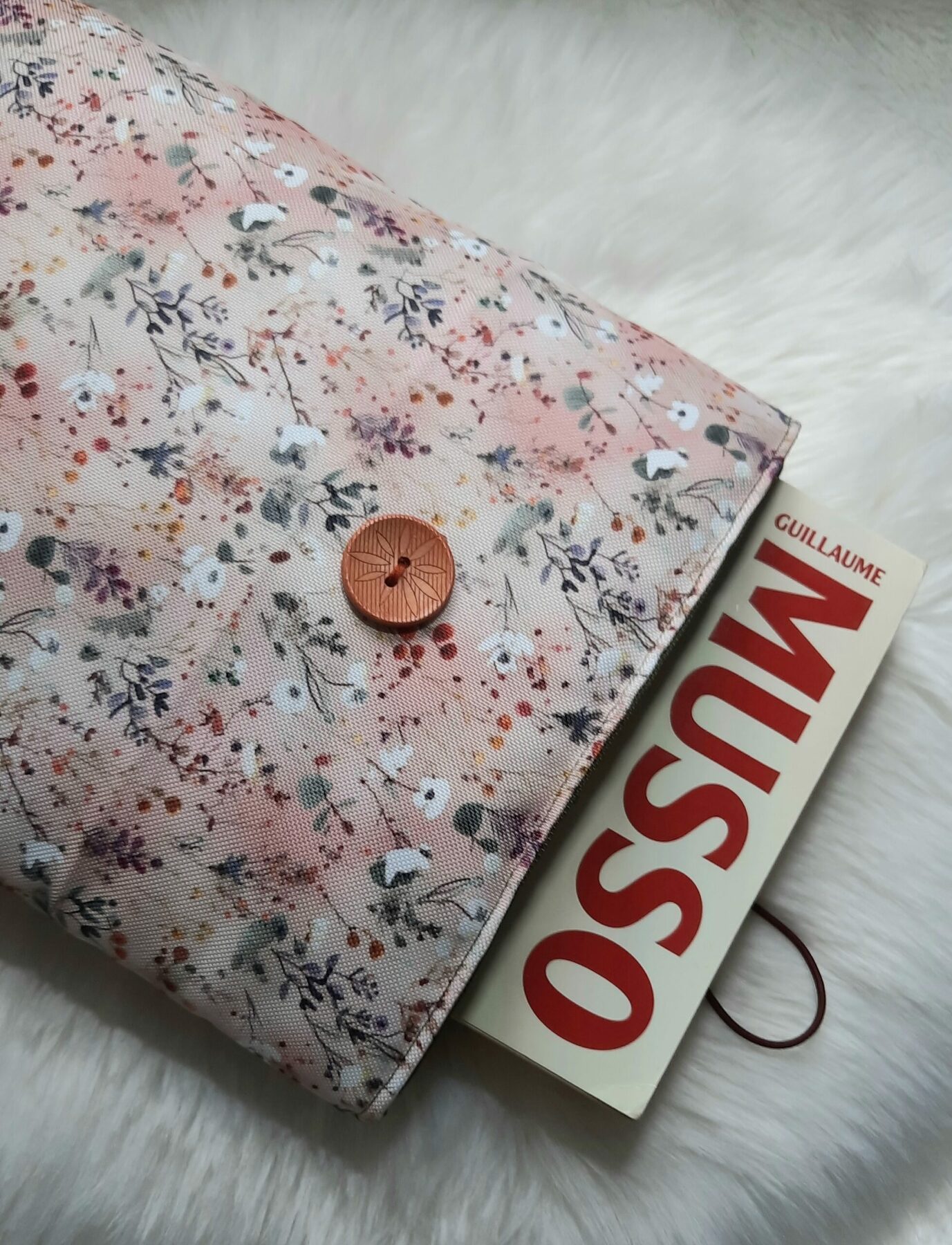 Pochette imperméable et molletonnée pour livres, tablettes et liseuses - Dimensions : H27cm x L23cm – Image 2