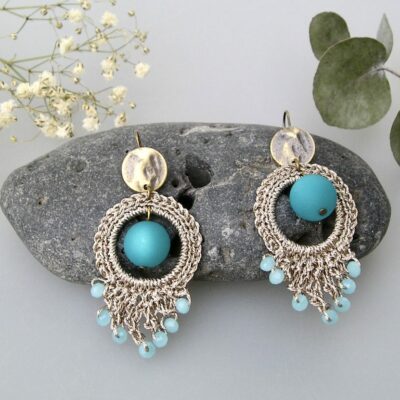 Boucles d'oreilles bohème chic au crochet fil doré et perles bleu turquoise KALI