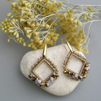 Boucles d'oreilles au crochet perles blanches et dorées