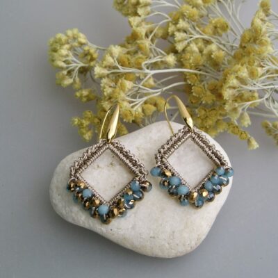 Boucles d'oreilles au crochet perles bleues et dorées