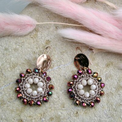 Boucles d'oreilles au crochet et perles en verre roses dorées métallisées