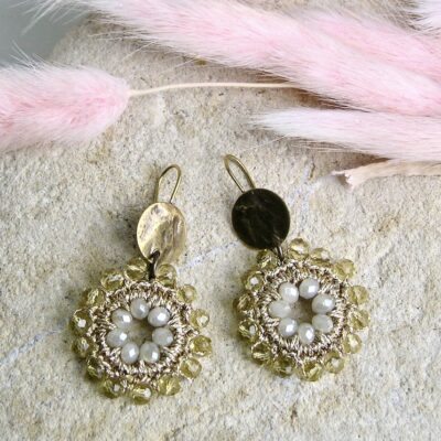 Boucles d'oreilles au crochet et perles en verre vert clair et opale