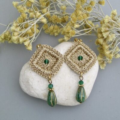 Boucles d'oreilles bohème chic au crochet fil doré perles vert émeraude