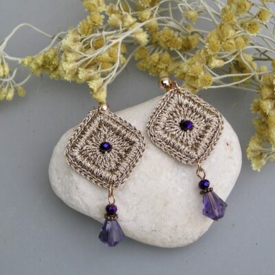 Boucles d'oreilles bohème chic au crochet fil doré rose perles violettes
