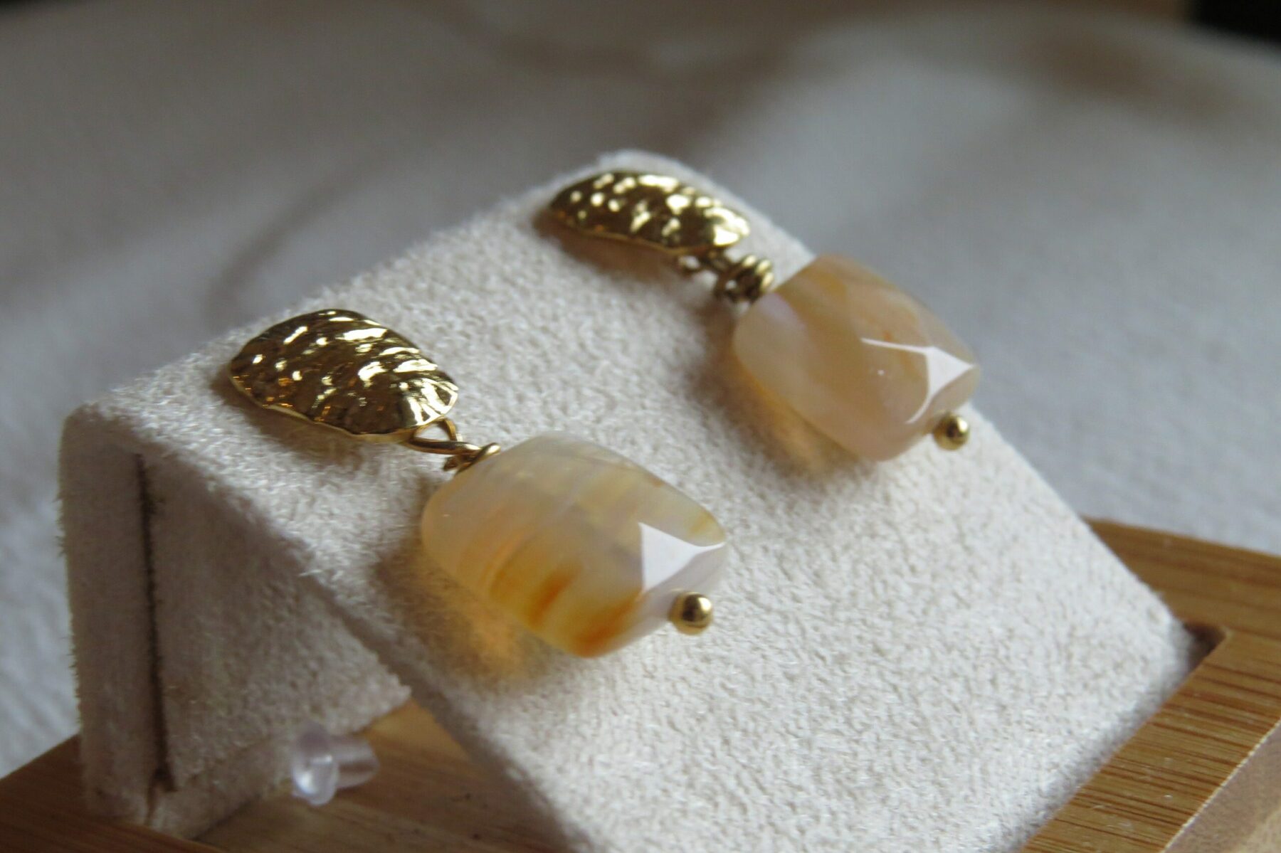 Boucles d'oreilles Maribor - Cornaline et acier inoxydable doré – Image 2