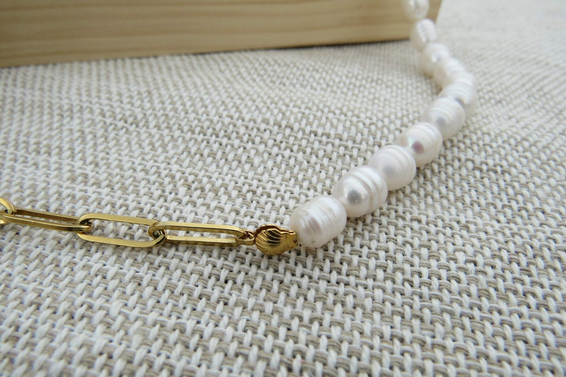 Collier Daphné - Perle d'eau douce et acier inoxydable doré – Image 2