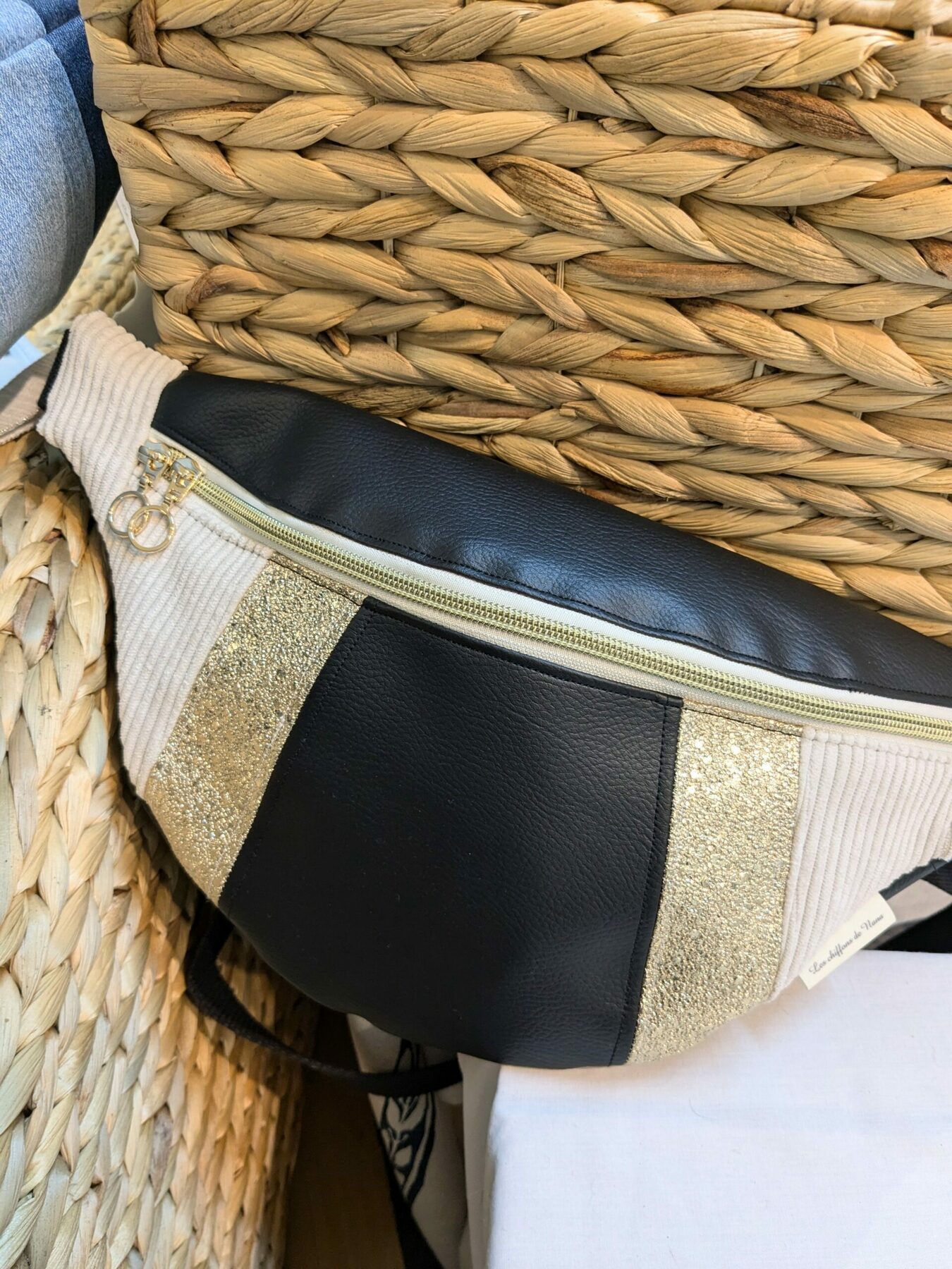 Sac banane en simili cuir noir et doré et velours beige, poche intérieur – Image 3