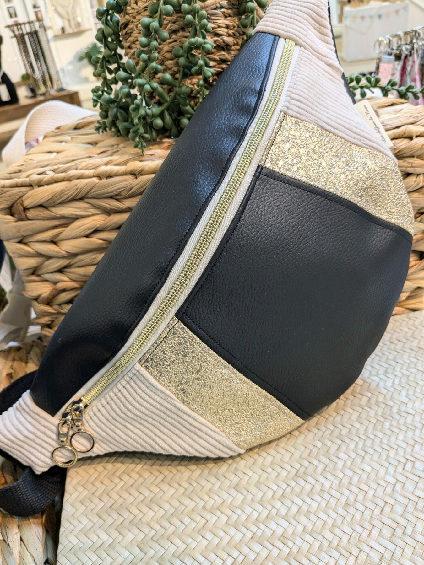 Sac banane en simili cuir noir et doré et velours beige, poche intérieur